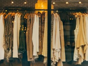 Read more about the article Basic to podstawa – jak dobrze zbudować swoją garderobę?