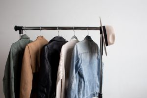 Read more about the article Garderoba kapsułowa dla niej i dla niego – czyli smart shopping w pigułce