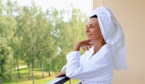 Read more about the article Jaki szlafrok wybrać na lato? Lekkość i komfort od Dalia Lingerie