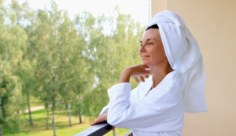 Read more about the article Jaki szlafrok wybrać na lato? Lekkość i komfort od Dalia Lingerie